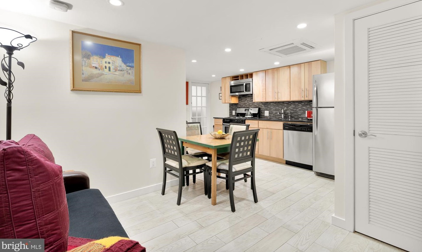 1728 Church St, Washington DC 20036-1302 exterior