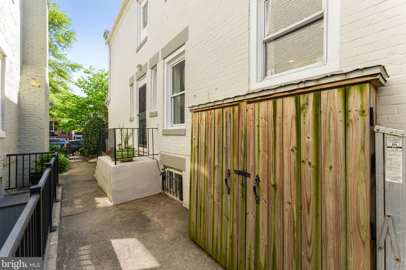 1610 D St, Washington DC  20003-2440 exterior