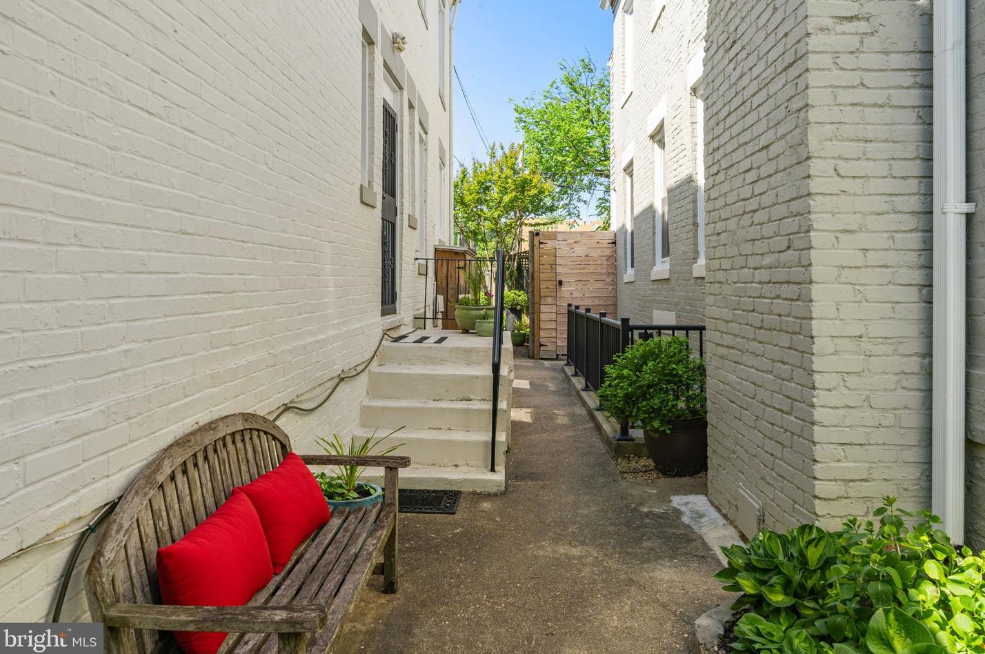 1610 D St, Washington DC  20003-2440 exterior