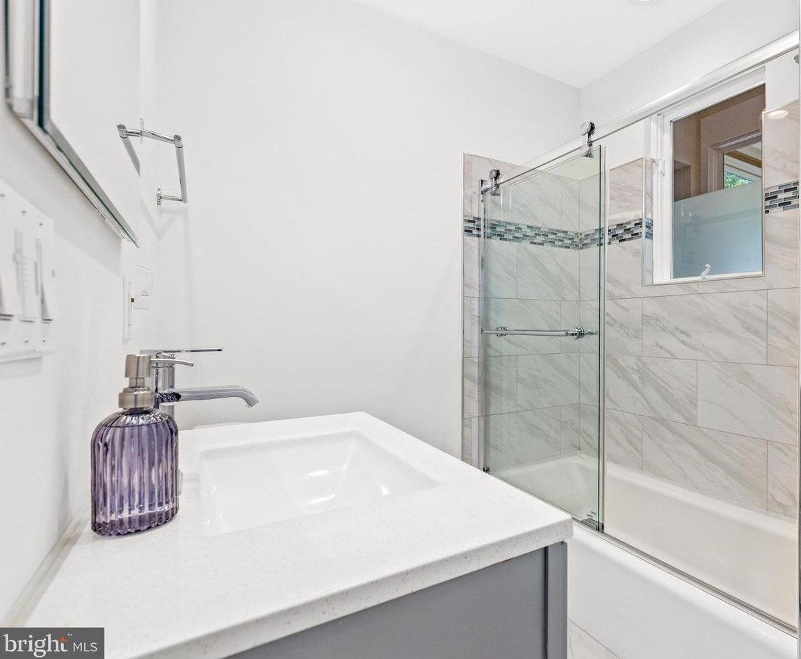 5335 43rd St, Washington DC  20015-2007 exterior