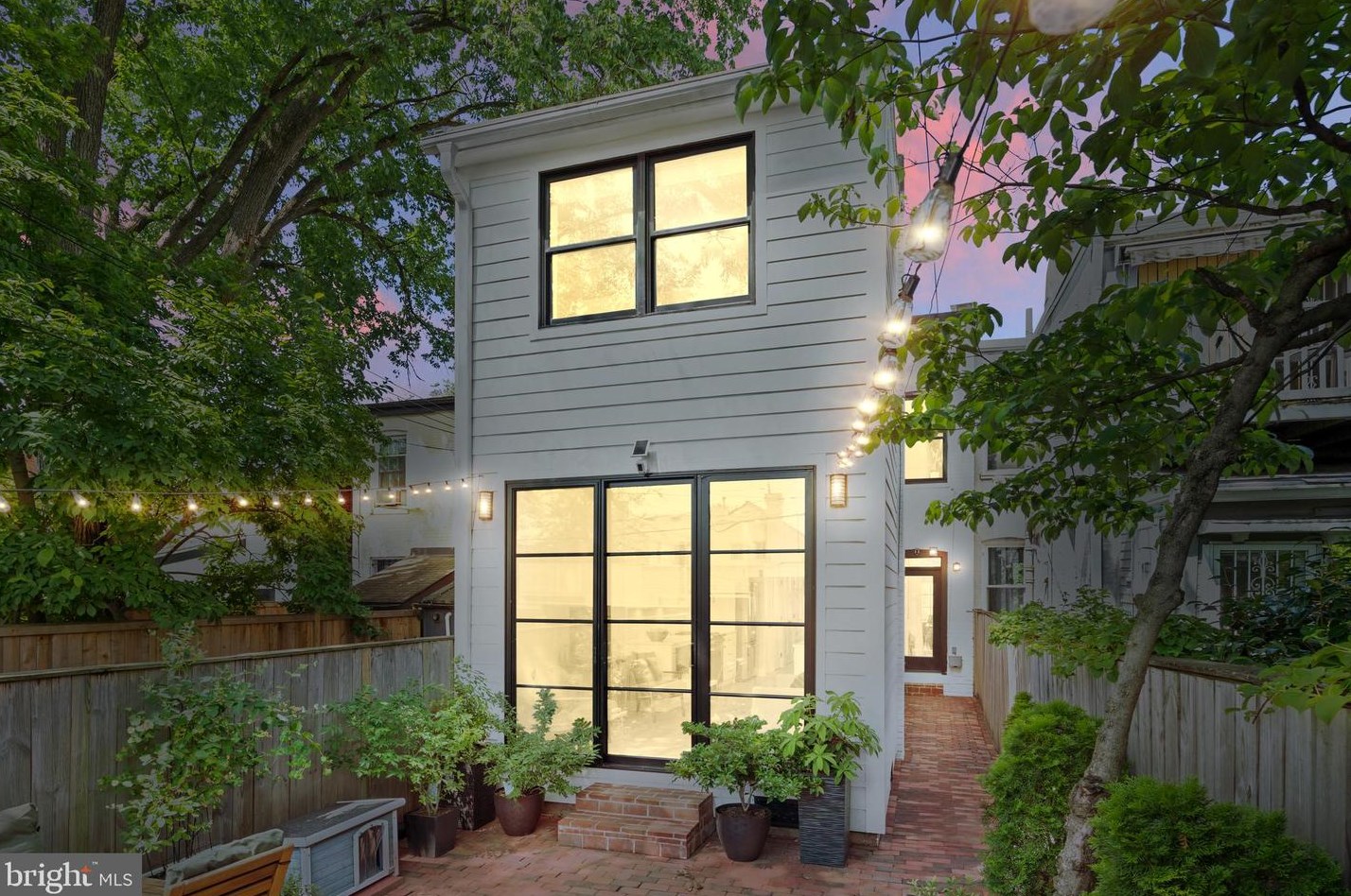 516 10th St, Washington DC  20003-2806 exterior