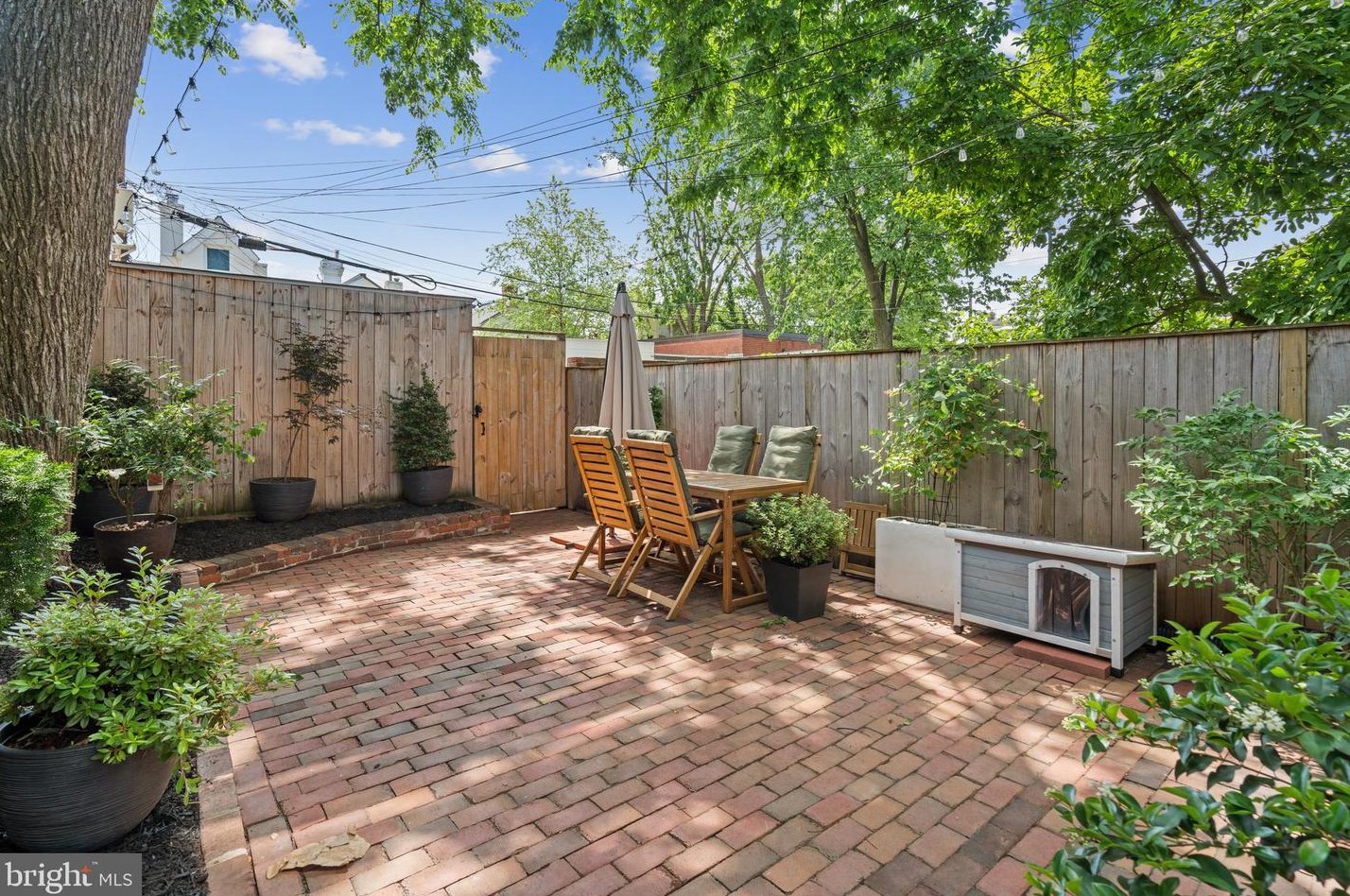 516 10th St, Washington DC  20003-2806 exterior