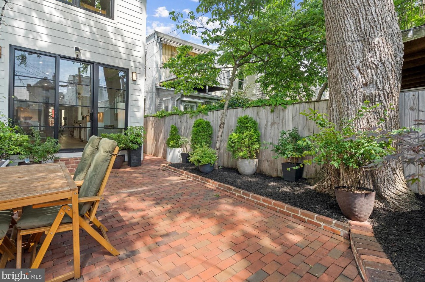 516 10th St, Washington DC  20003-2806 exterior