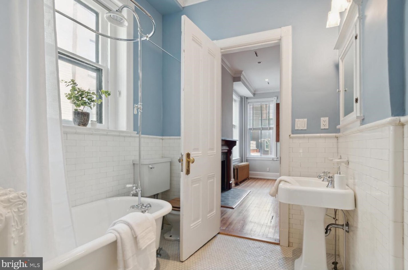 2010 Hillyer Pl, Washington DC 20009-1006 exterior