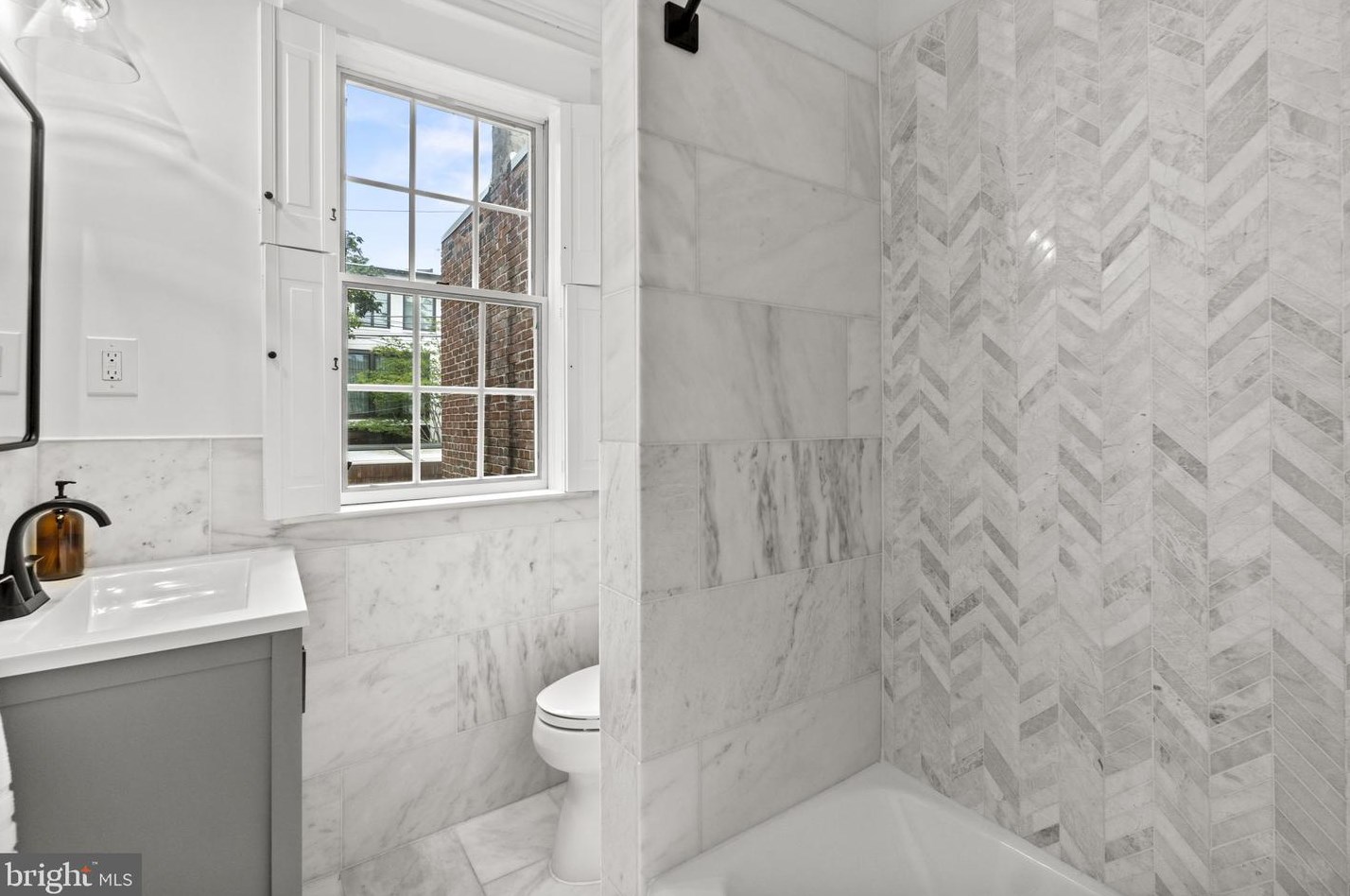 3025 Cambridge Pl, Washington DC  20007-2914 exterior