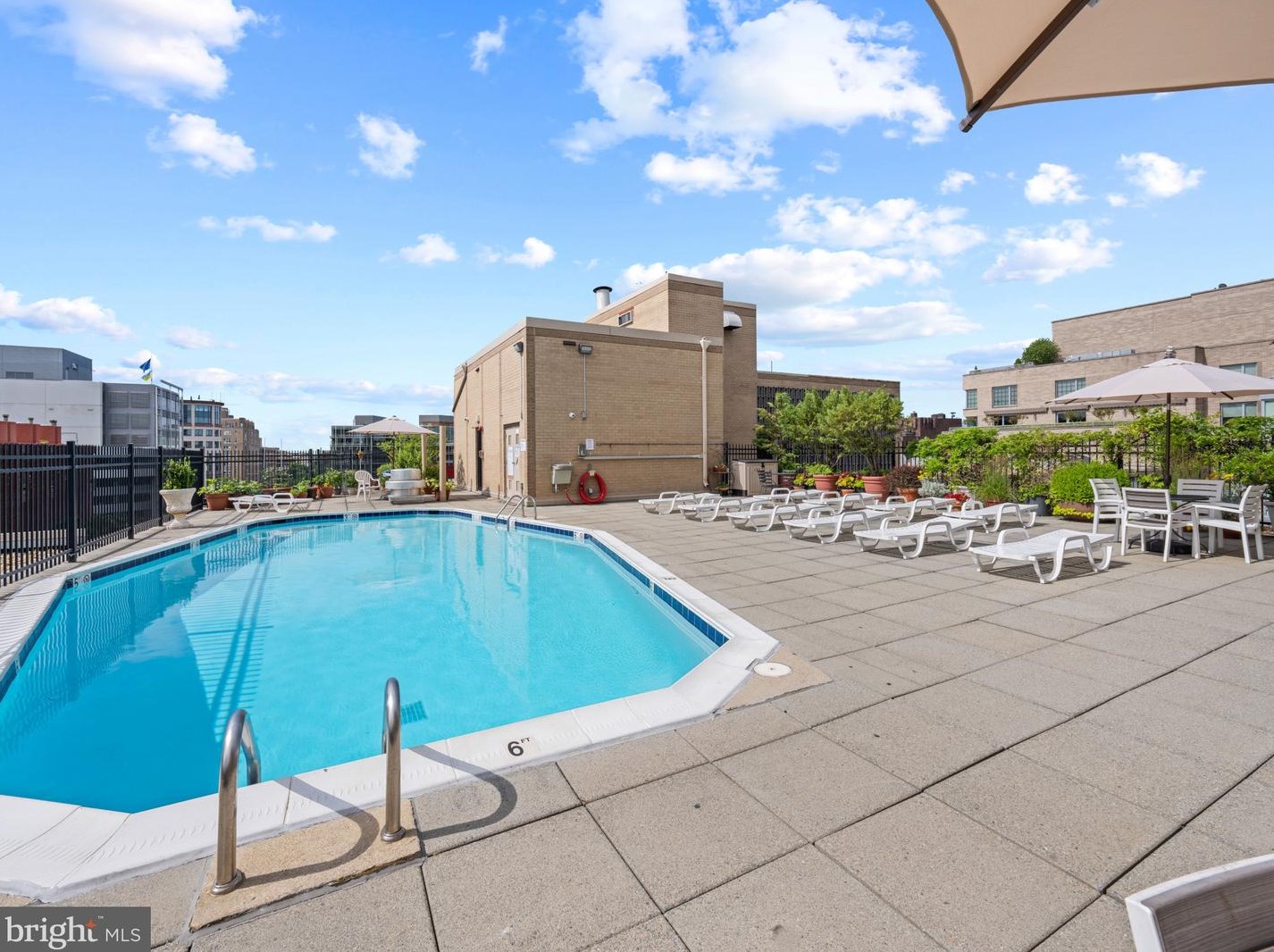 2201 L St, Washington DC  20037-1409 exterior