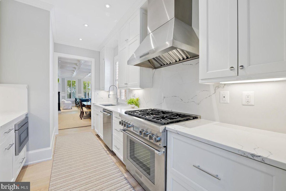 1653 34 St, Washington DC 20007-2742 exterior