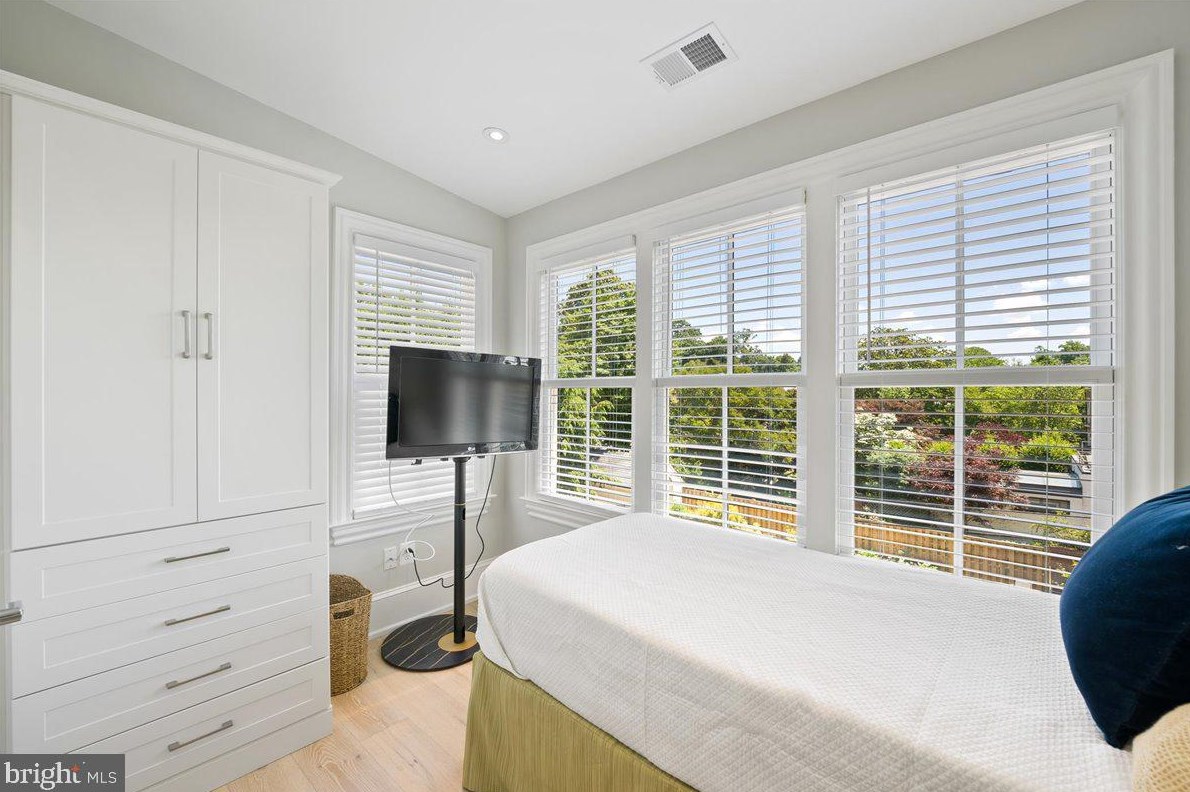 1653 34 St, Washington DC 20007-2742 exterior