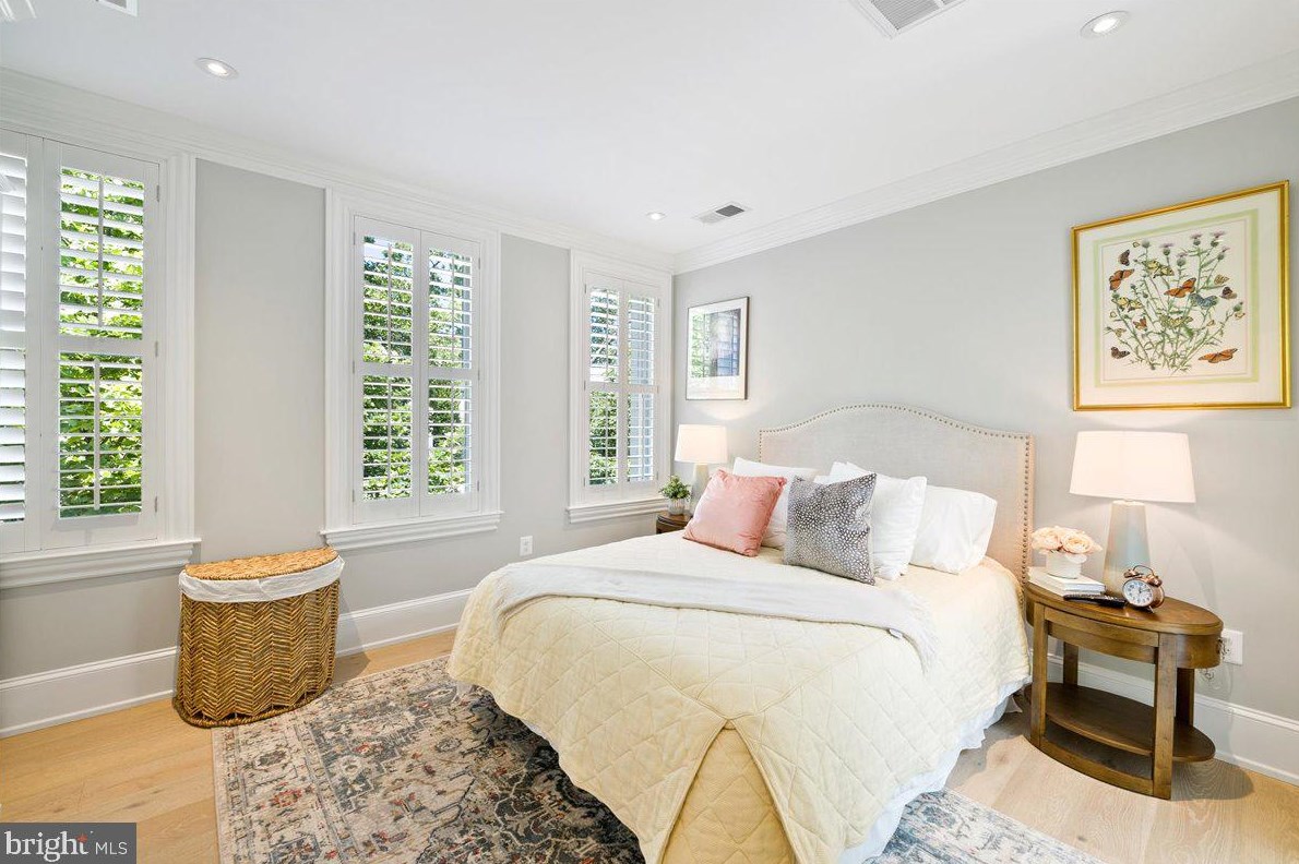 1653 34 St, Washington DC 20007-2742 exterior