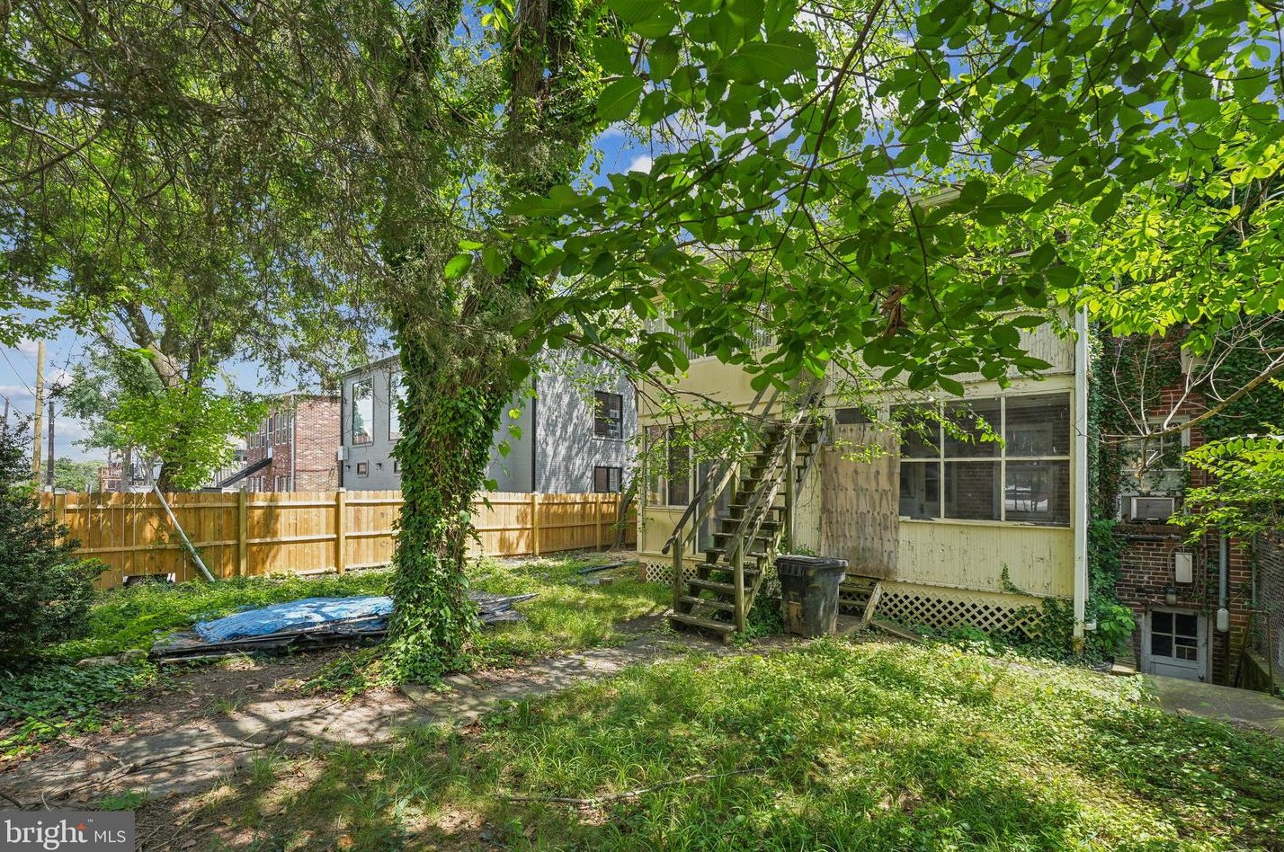 3925 W St, Washington DC 20020-5717 exterior