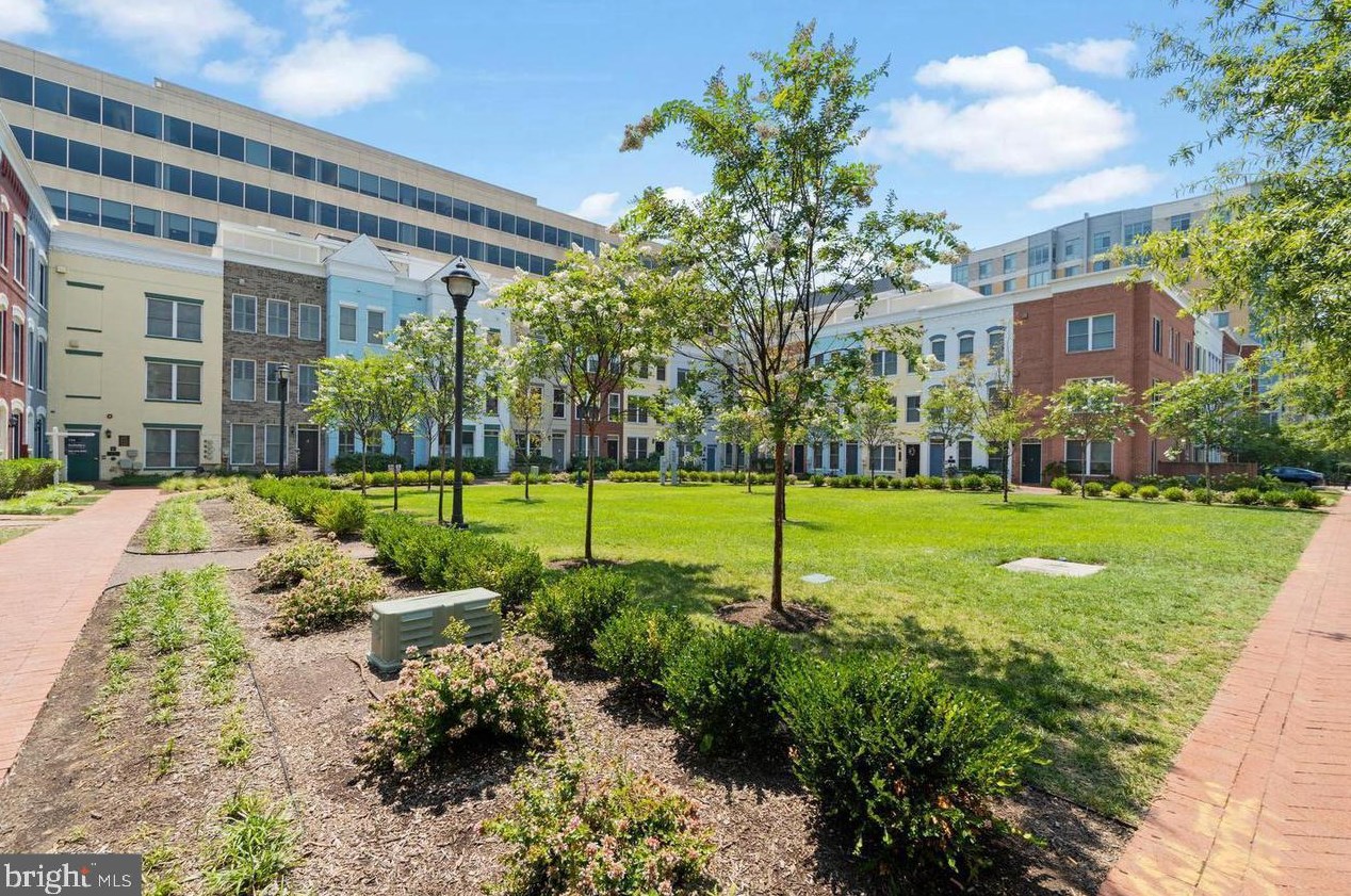 925 4 St, Washington DC 20003-3450 exterior