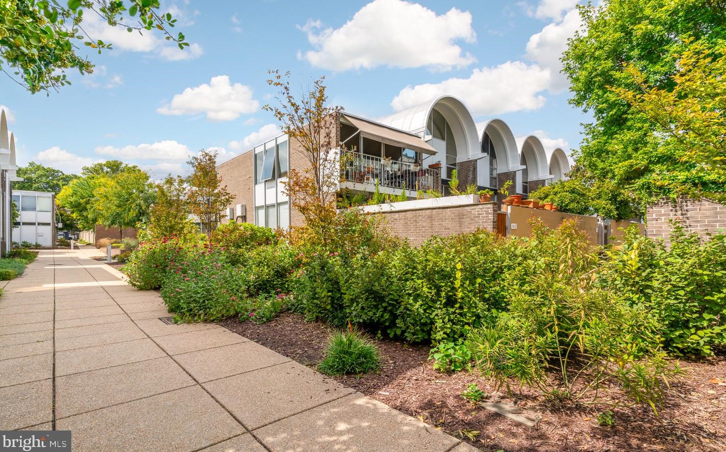 298 N St, Washington DC  20001-4610 exterior