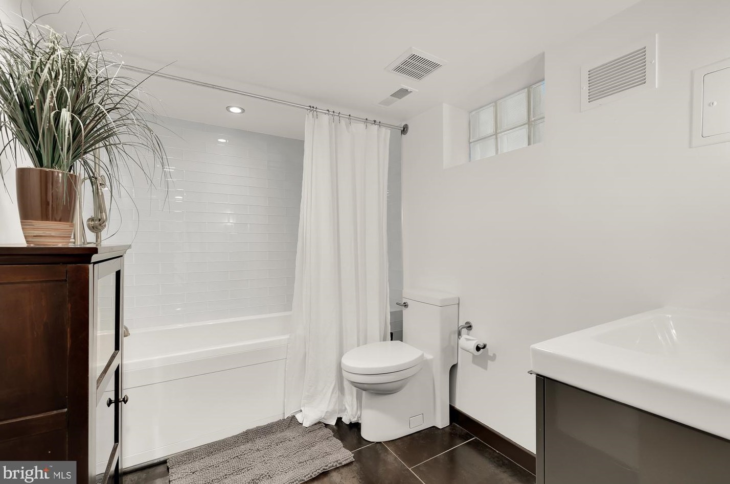 5169 Macarthur Blvd, Washington DC 20016-3315 exterior