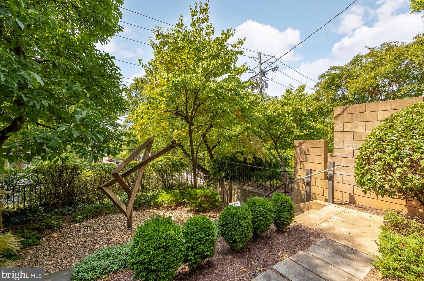 5169 Macarthur Blvd, Washington DC 20016-3315 exterior