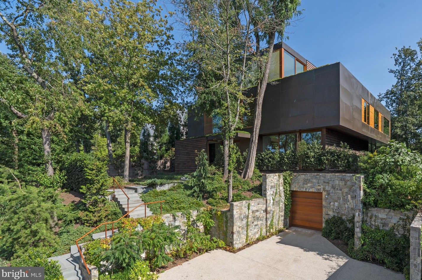 3131 Chain Brg Rd, Washington DC 20016-3301 exterior