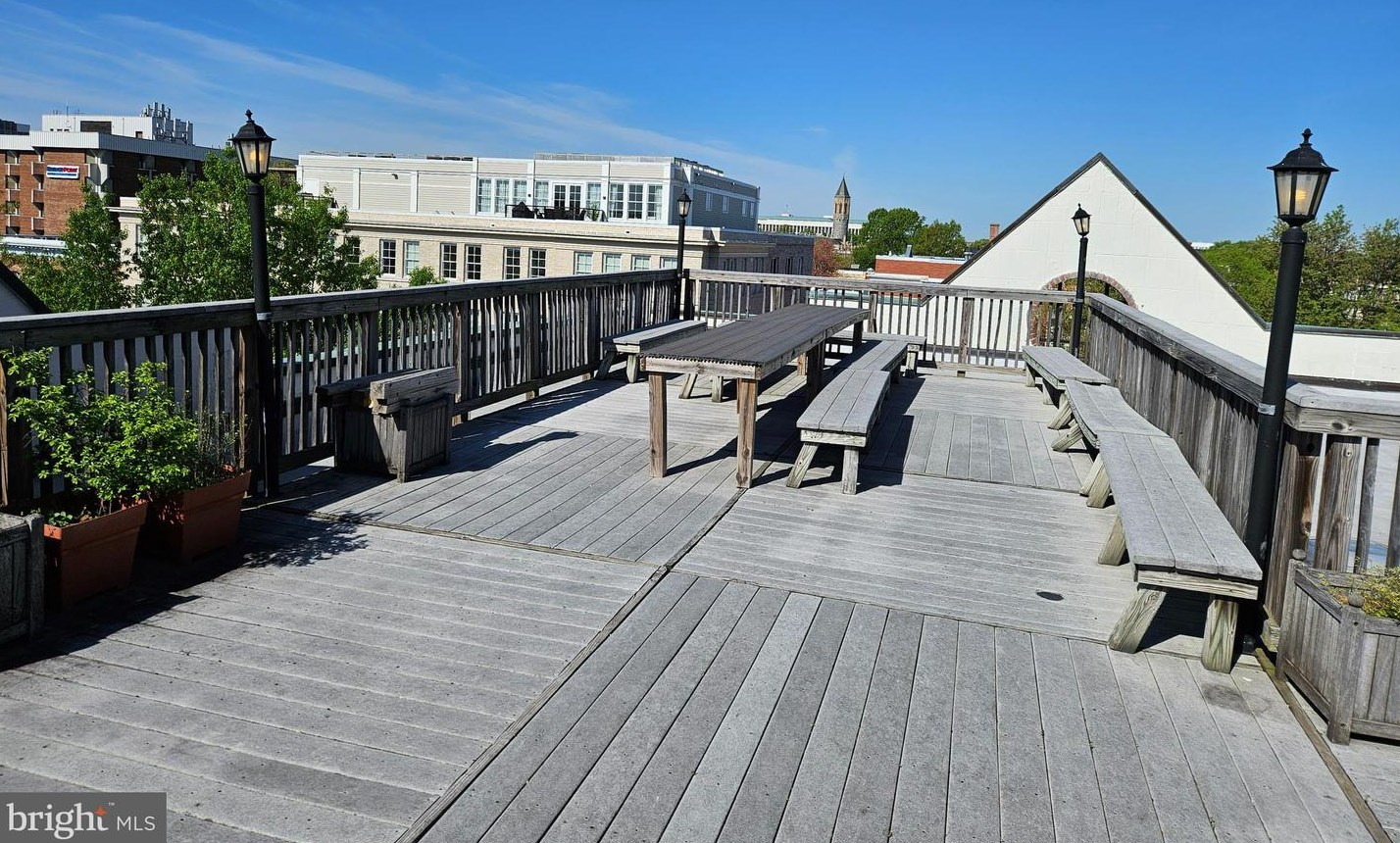 327 8th St, Washington DC  20003-2110 exterior