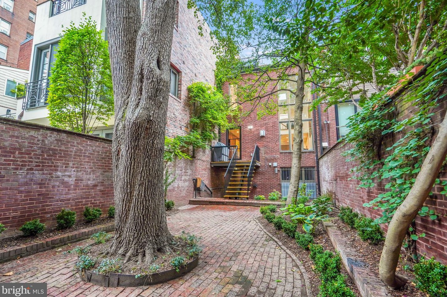 1712 19th St, Washington DC  20009-1606 exterior