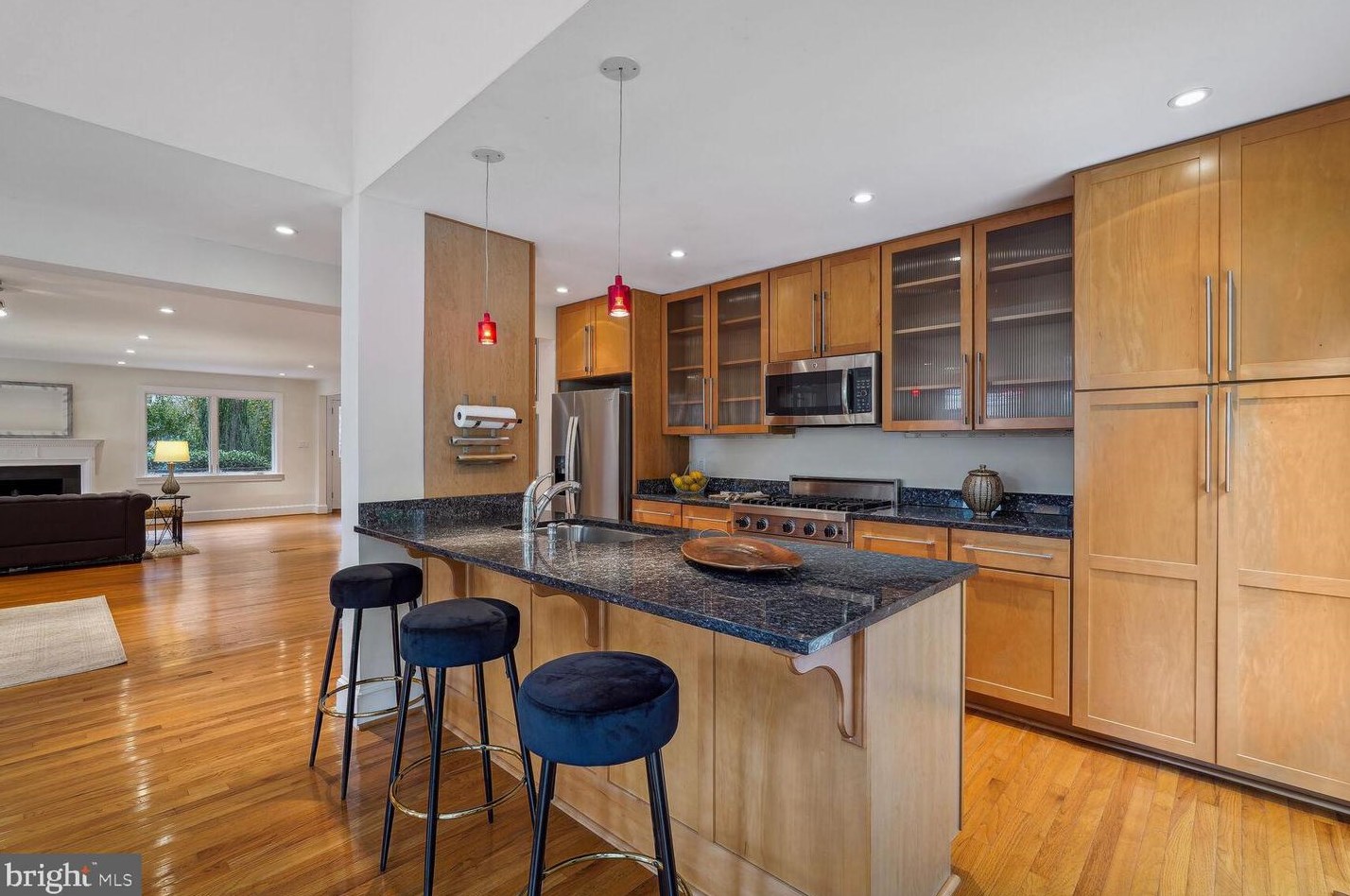 2354 King Pl, Washington DC 20007-1029 exterior