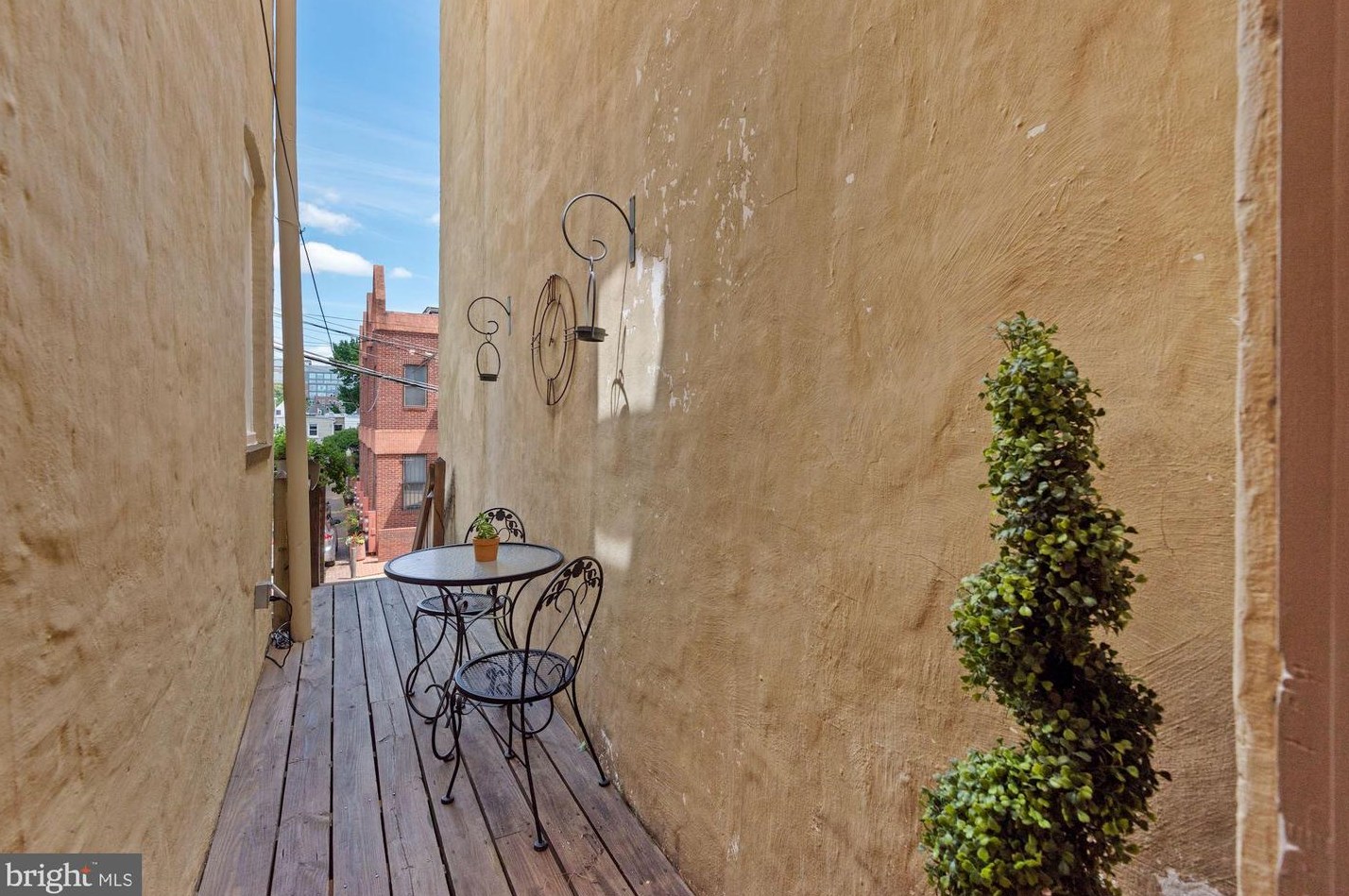 212 E St, Washington DC  20002-4923 exterior