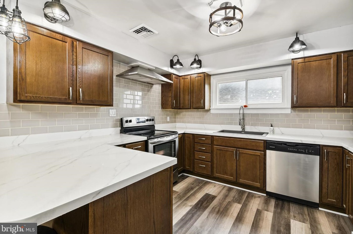 912 Hammonds Ln, Baltimore MD  21225-3337 exterior