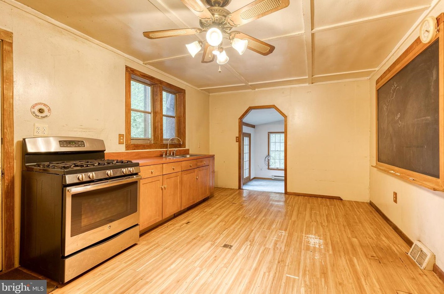 1859 Cedar Dr, Severn MD 21144-1005 exterior