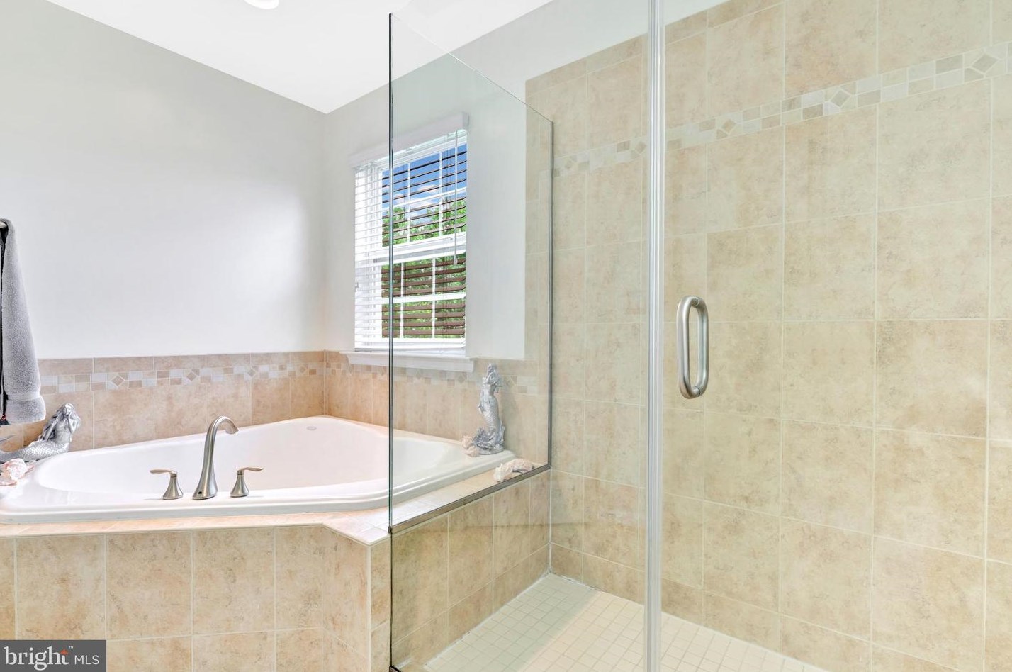 927 Indigo Bunting Ln, Glen Burnie MD 21060-8325 exterior