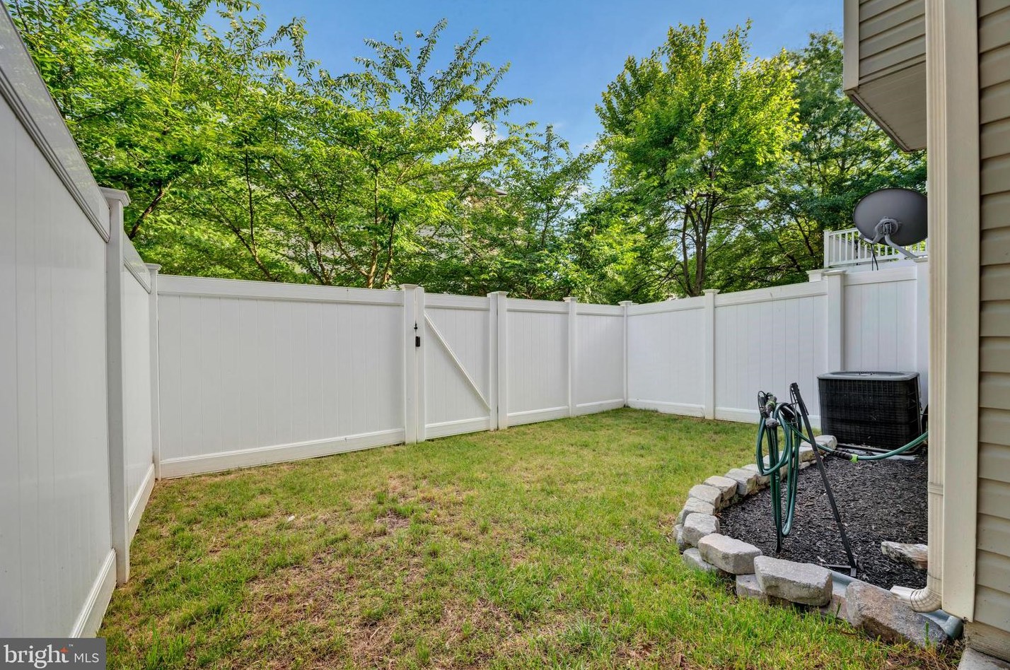 927 Indigo Bunting Ln, Glen Burnie MD 21060-8325 exterior