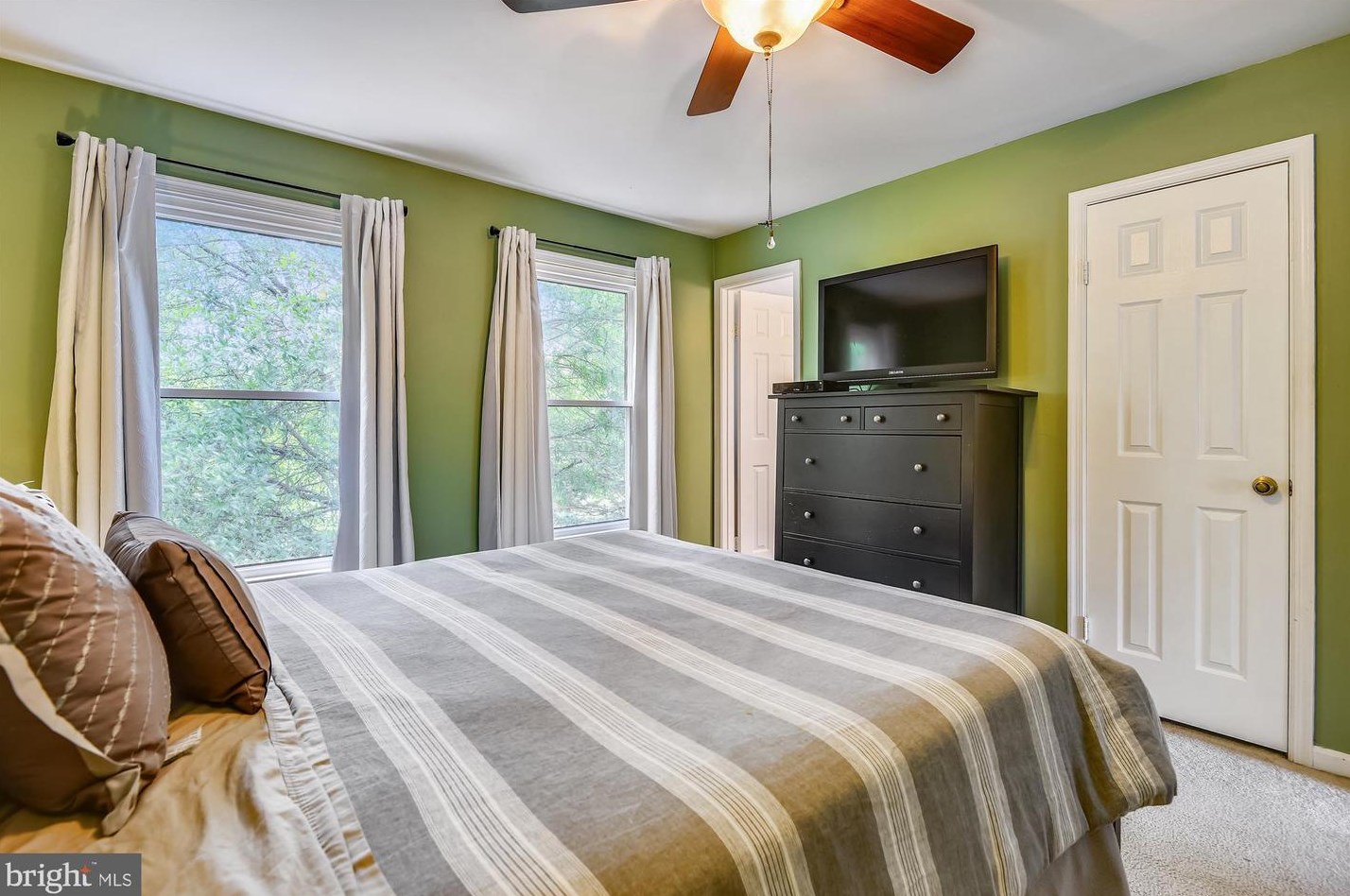 1605 Howard Chapel Ct, Crofton MD 21114-1817 exterior