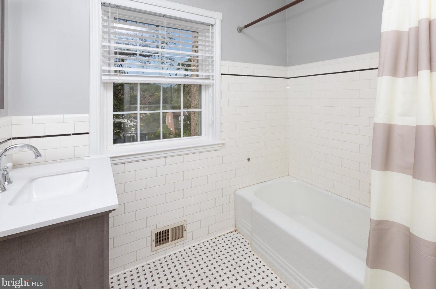 4023 Deepwood Rd, Baltimore MD  21218-1404 exterior