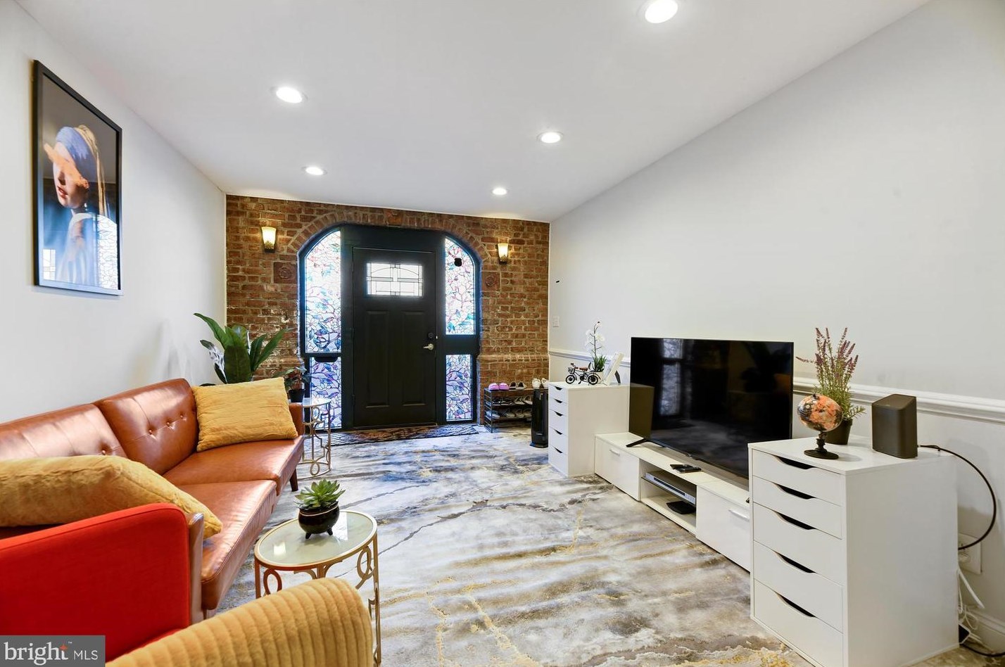 919 Eastern Ave, Baltimore MD  21202-4324 exterior
