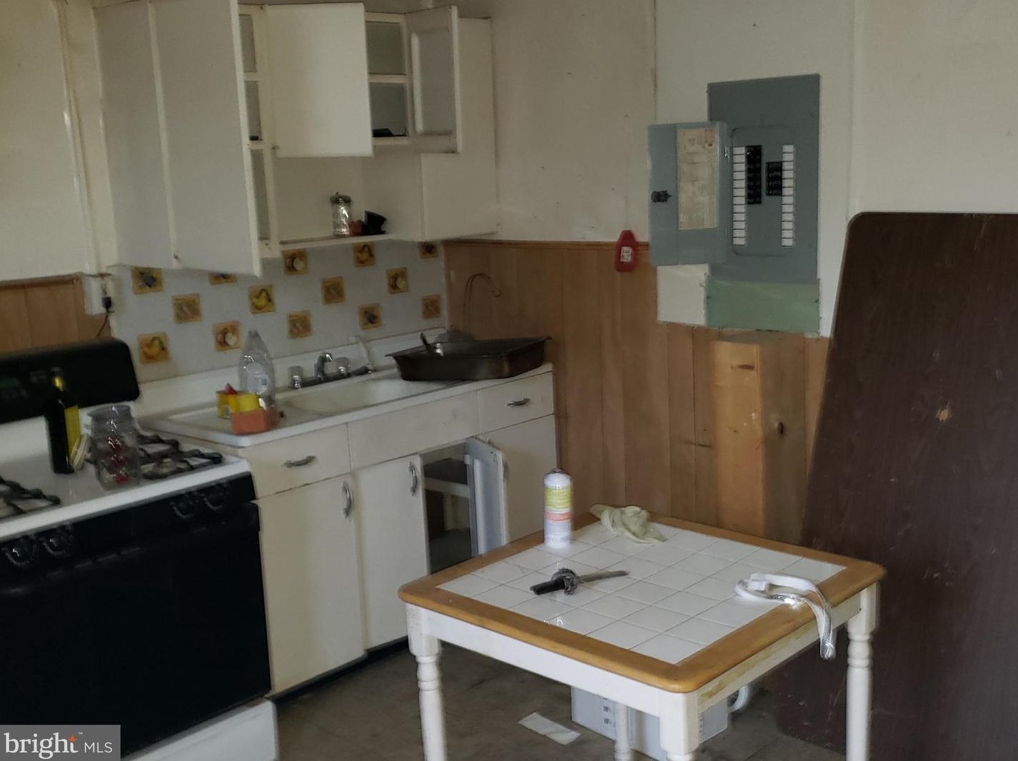 2565 Robb St, Baltimore MD 21218-5543 exterior