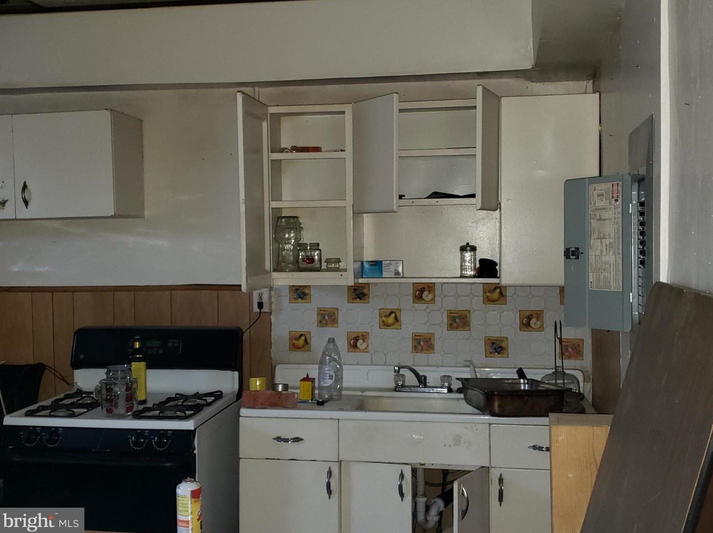 2565 Robb St, Baltimore MD 21218-5543 exterior