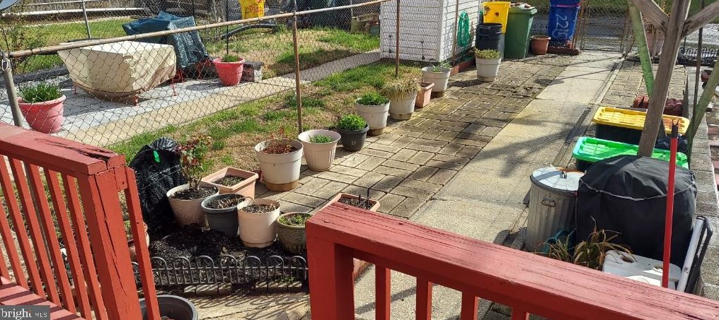 2215 Braddish Ave, Baltimore MD  21216-2916 exterior