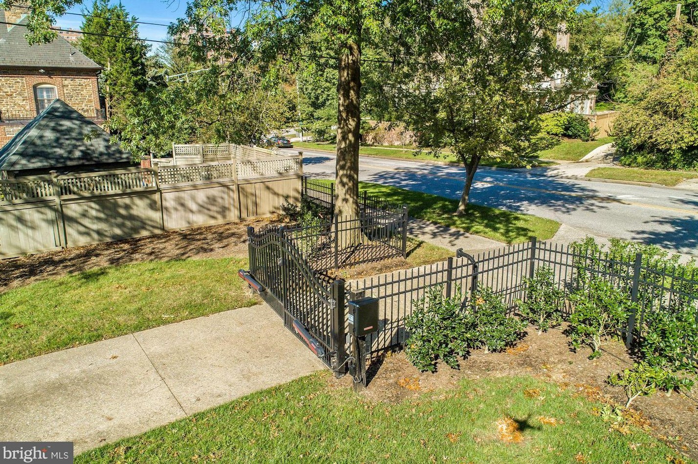 3810 Greenway, Baltimore MD  21218-1825 exterior