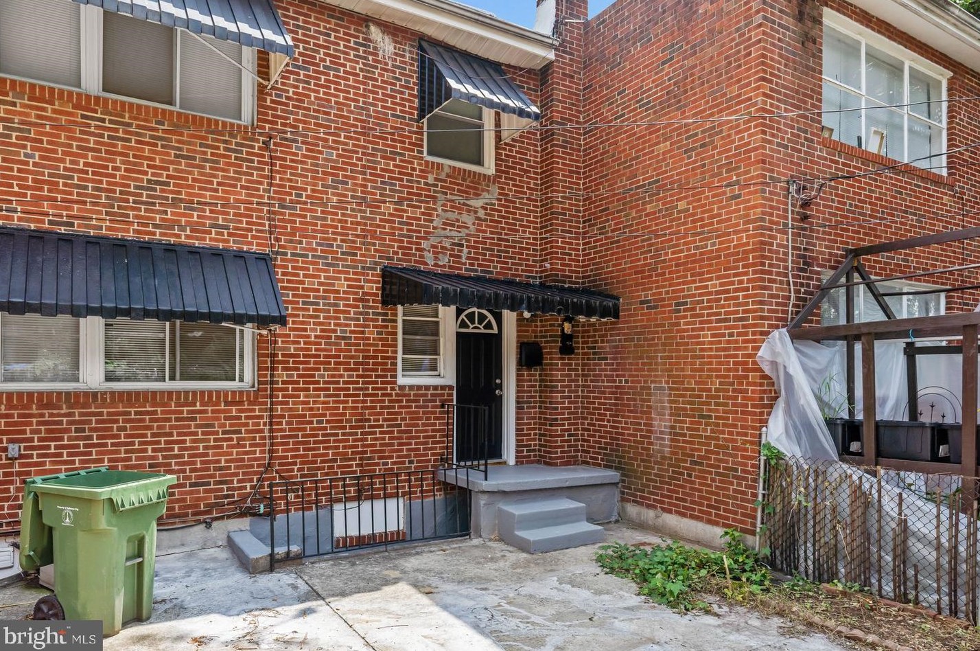 3806 Derby Mnr Dr, Baltimore MD  21215-7631 exterior