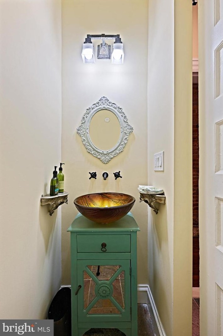 2820 Calvert St, Baltimore MD 21202-3737 exterior