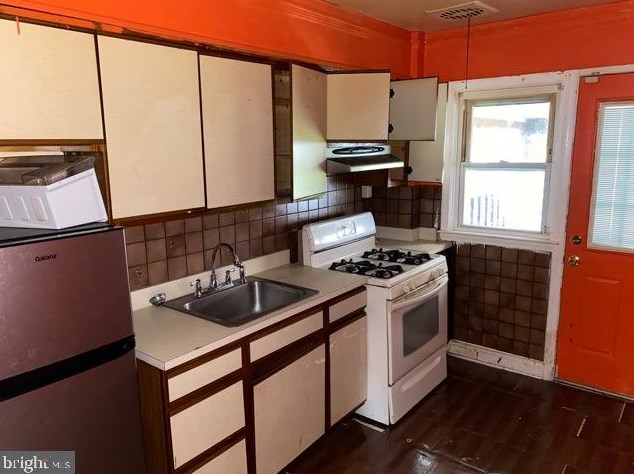 1612 Burnwood Rd, Baltimore MD 21239-3604 exterior