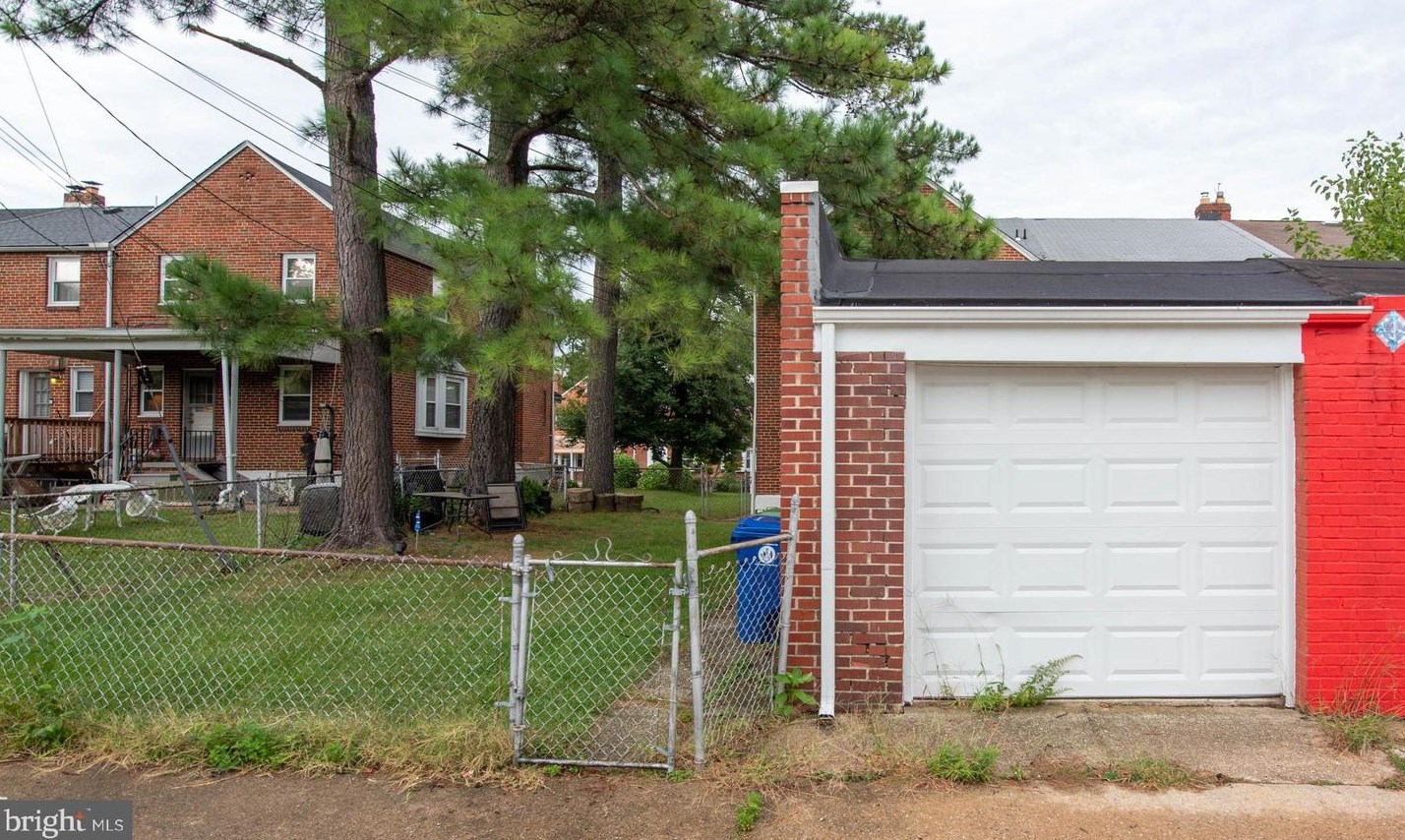 5738 Edgepark Rd, Baltimore MD  21239-3242 exterior