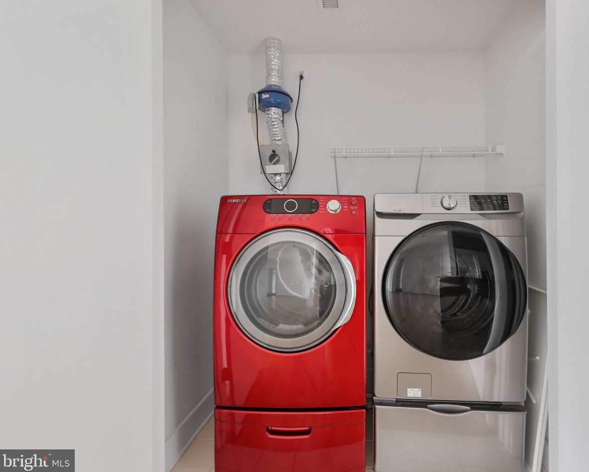 2772 Lighthouse Pt, Baltimore MD 21224-4789 exterior