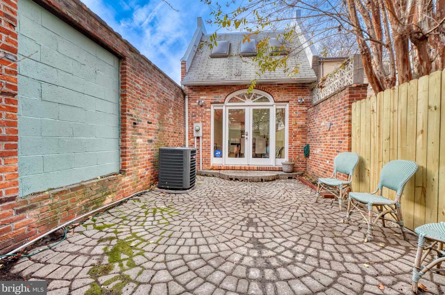 811 Sharp St, Baltimore MD  21230-3613 exterior