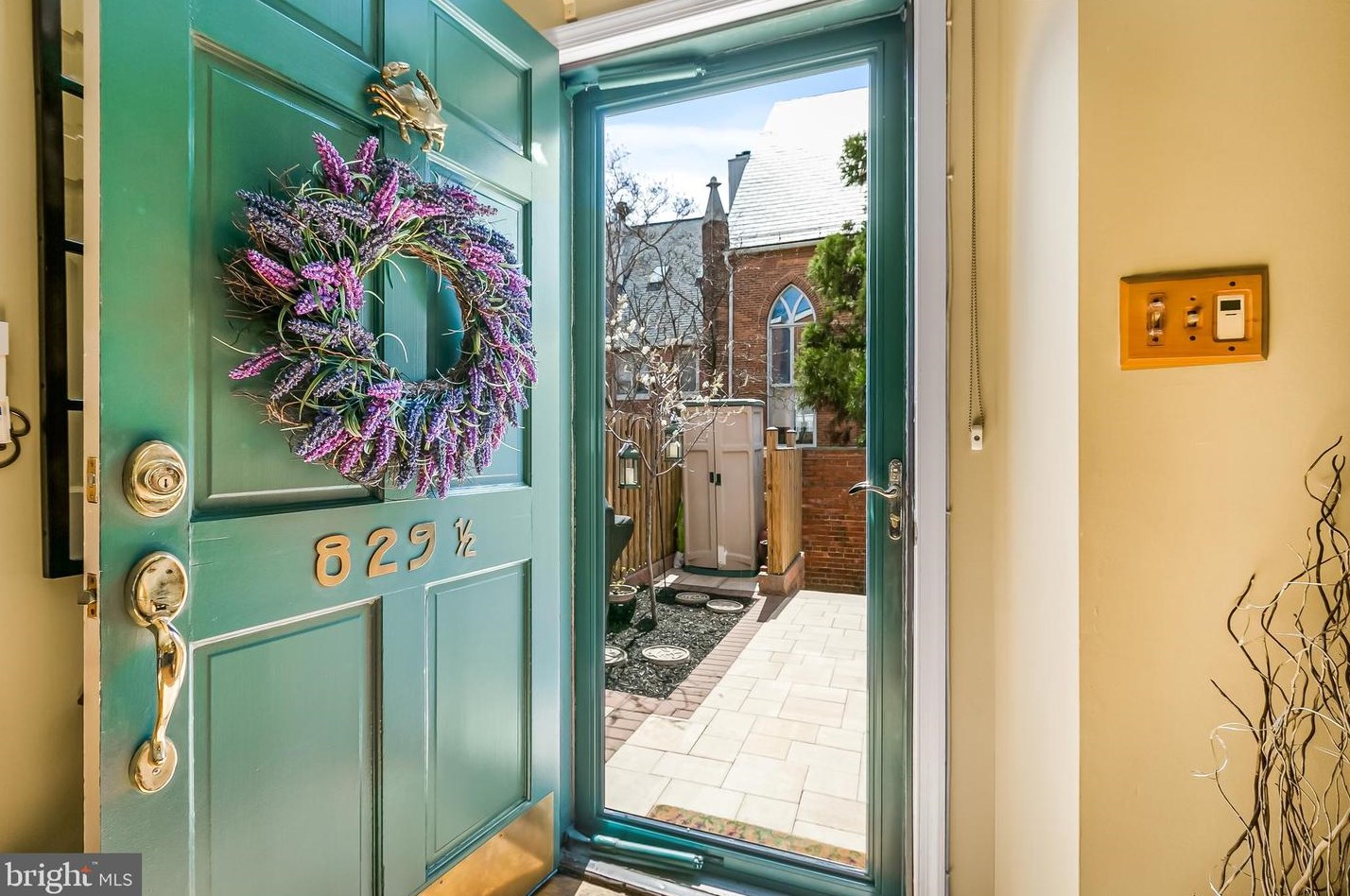 829 Sharp St, Baltimore MD 21201-2413 exterior