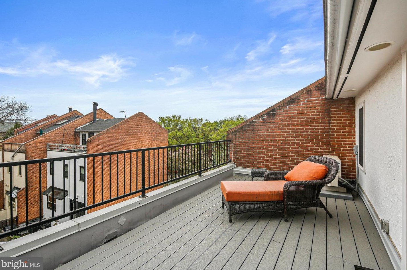 621 Sharp St, Baltimore MD  21230-3621 exterior