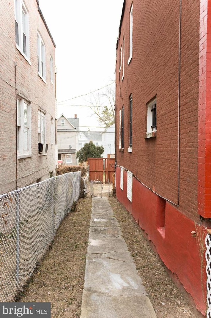 627 Dumbarton Ave, Baltimore MD  21218-1229 exterior