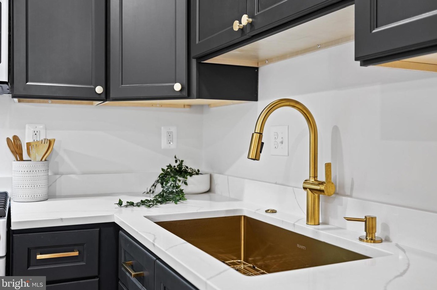 646 Curley St, Baltimore MD  21224-2737 exterior