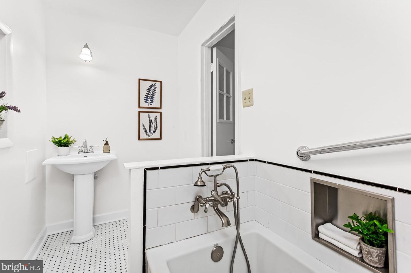 4 Palmer Grn Ct, Baltimore MD 21210-1502 exterior