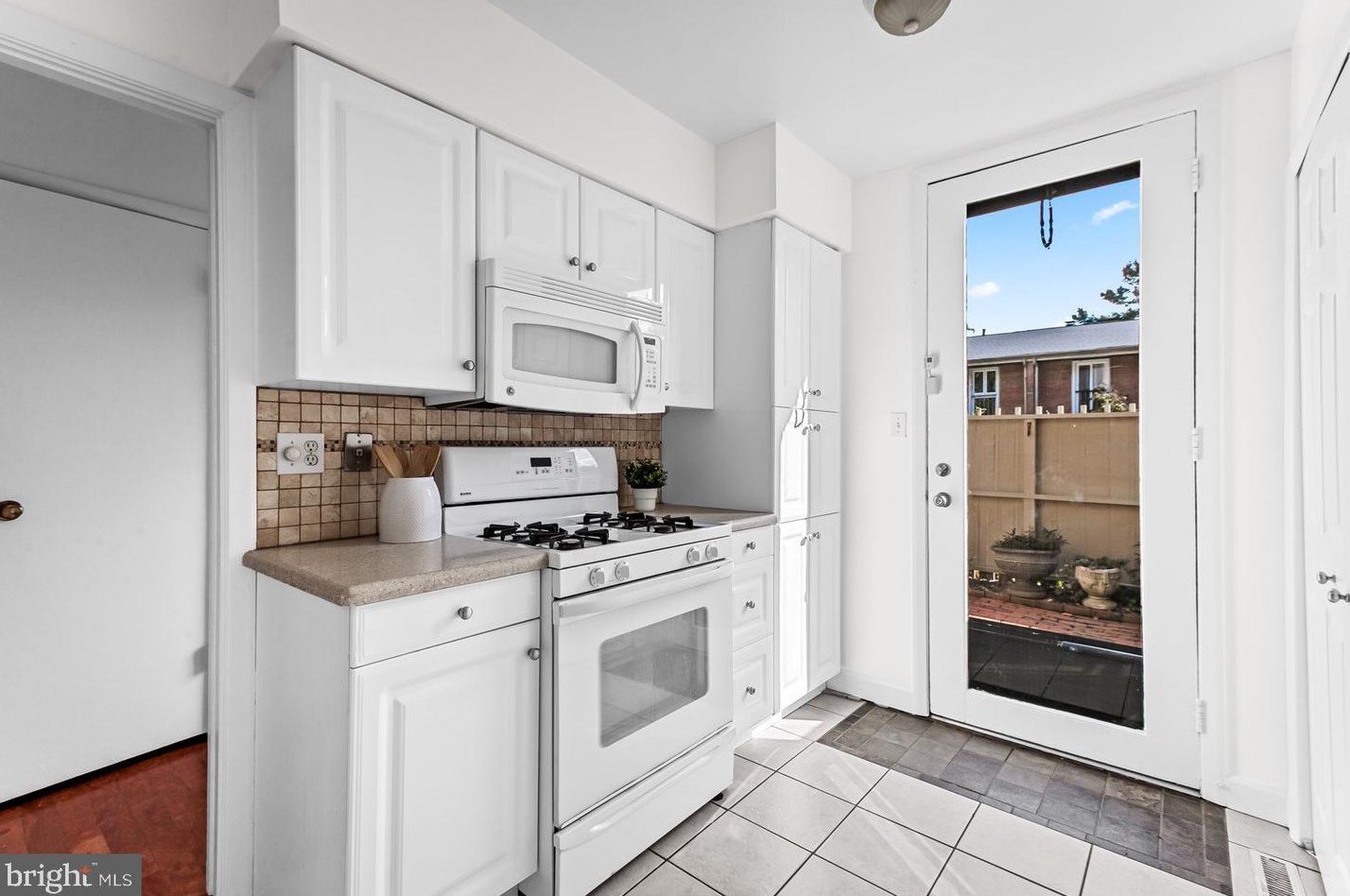 4 Palmer Grn Ct, Baltimore MD 21210-1502 exterior