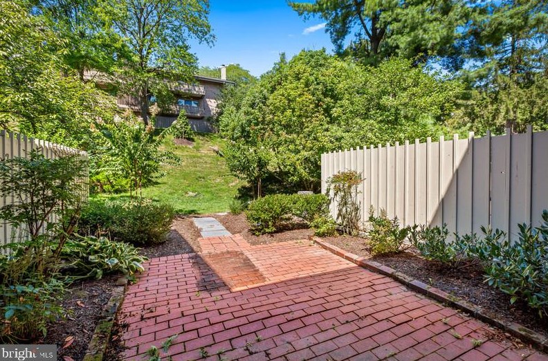 4 Palmer Grn Ct, Baltimore MD 21210-1502 exterior