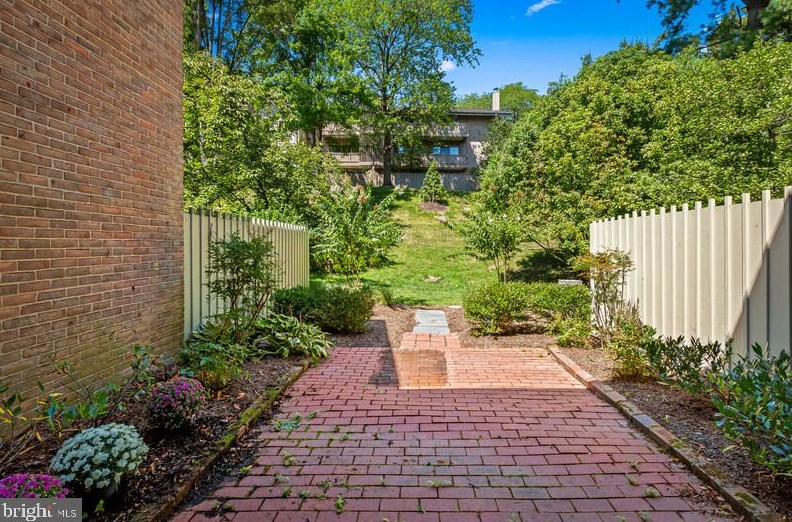 4 Palmer Grn Ct, Baltimore MD 21210-1502 exterior