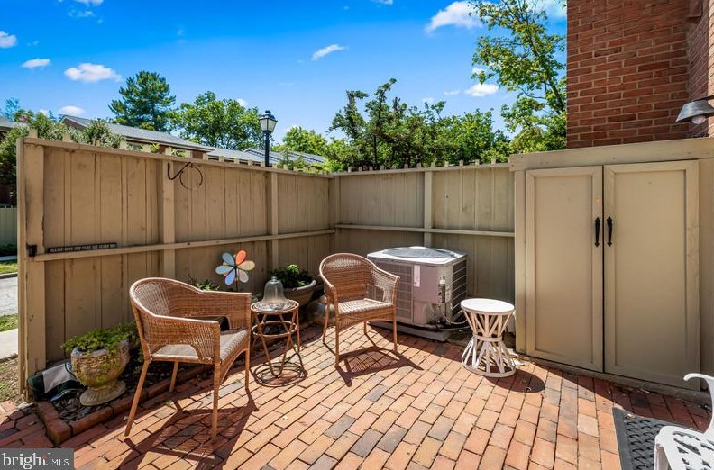 4 Palmer Grn Ct, Baltimore MD 21210-1502 exterior