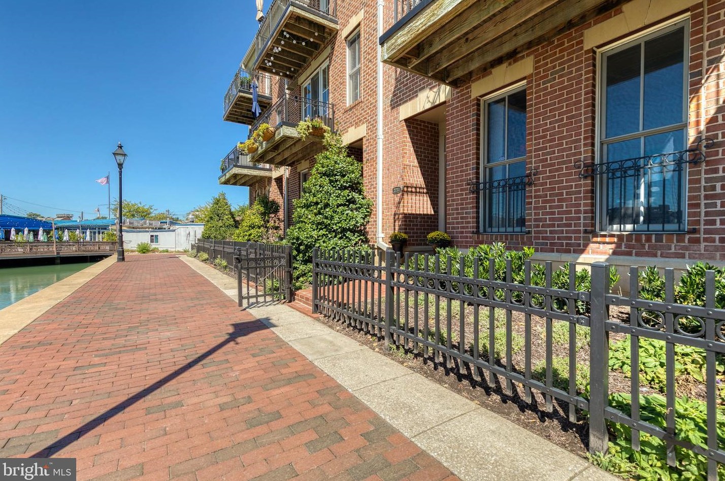 2323 Boston St, Baltimore MD  21224-3670 exterior